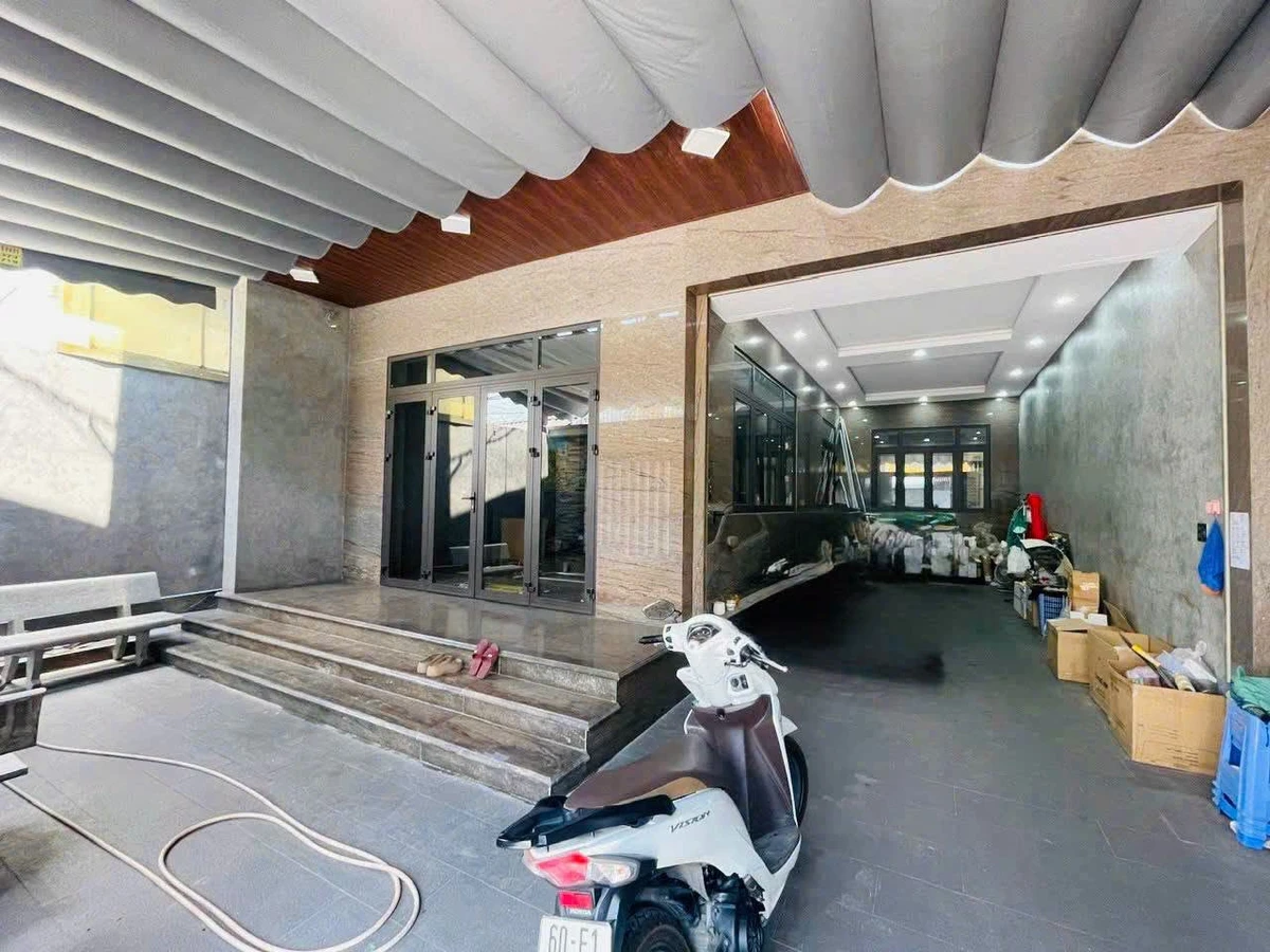 Bán gấp biệt thự 1 trệt 1 lầu hơn 200m2, 4PN, KDC phường Tân Phong, giá 7,9 tỷ - Ảnh thu nhỏ 2