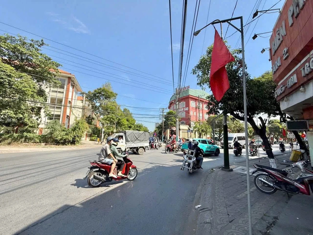 Bán nhà mặt tiền Nguyễn Trãi Dĩ An 193m², dòng tiền 20tr/tháng - Ảnh thu nhỏ 2