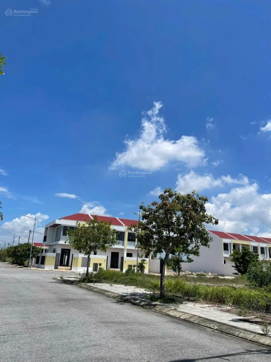 Bán đất mặt tiền đường 25m Khu dịch vụ hỗn hợp VSIP Quảng Ngãi - Đối diện trường học