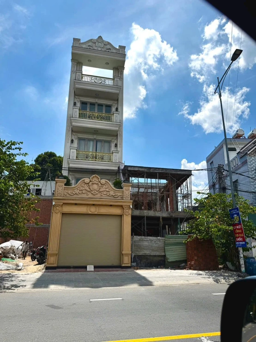 Bán gấp nhà mặt tiền đường Hai Bà Trưng 90m2, 1 trệt 3 lầu 1 tum, thang máy, phường Đông Hòa, Dĩ An - Ảnh 1