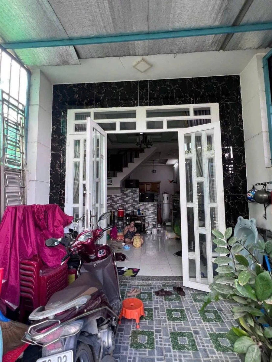 Bán gấp nhà 1 trệt 2 lầu 4PN 3WC 4x10m mặt tiền đường bê tông tại Mỹ Hạnh Nam, Đức Hòa, Long An - Ảnh thu nhỏ 2