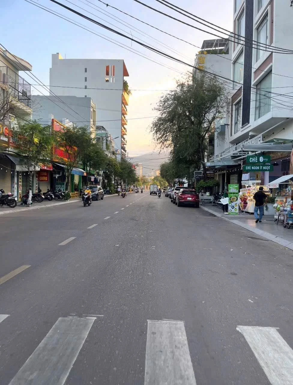 Bán nhà mặt tiền Nguyễn Huệ 132m2, gần biển Quy Nhơn - Ảnh 1