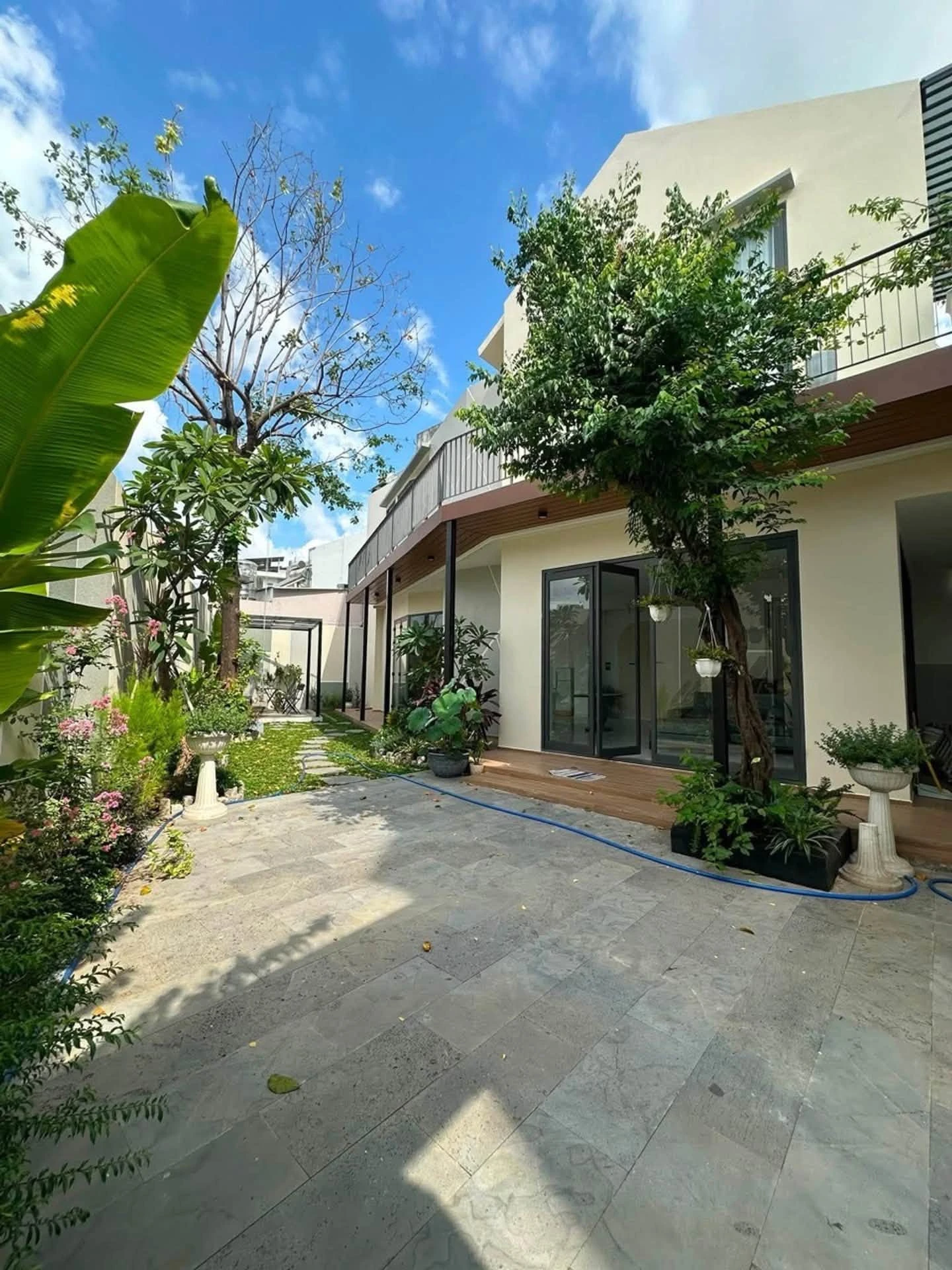 Bán biệt thự sân vườn 200m2 ngang 16m gần Đình Phong Phú, Quận 9, giá 14 tỷ - Ảnh 1