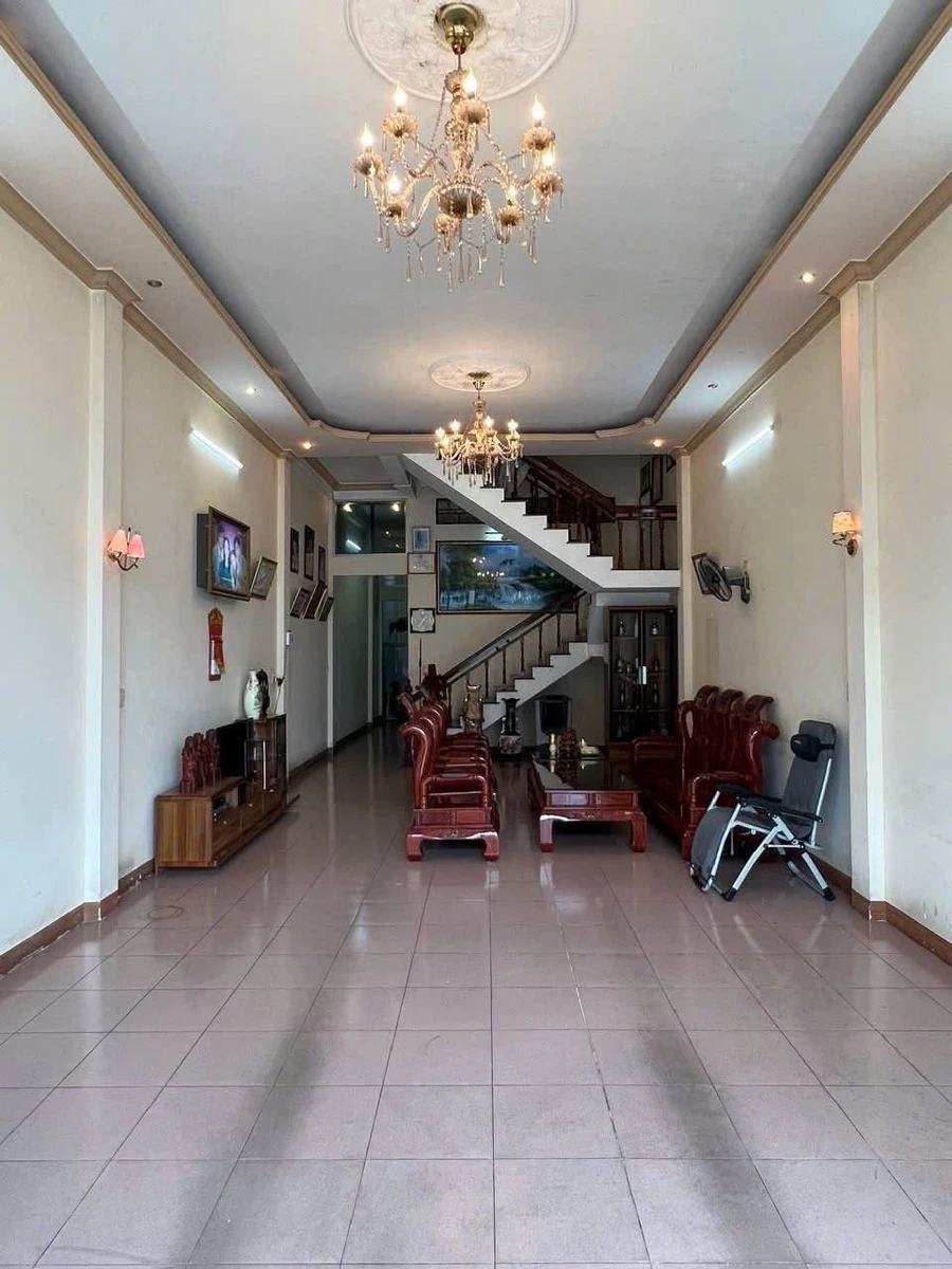 Bán nhà 3 tầng mặt tiền Hai Bà Trưng, Quảng Ngãi, 100m², 5,5 tỷ - Ảnh 1