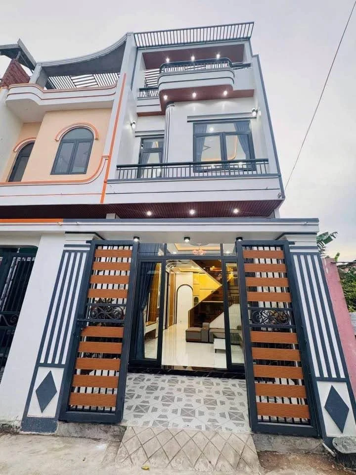 Bán nhà 1 trệt 2 lầu 4PN, 4,5x15m đối diện bệnh viện Cần Giuộc, Long An - Ảnh 1