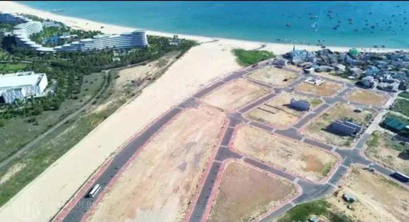 Bán lô đất thuộc khu dân cư Suối Cả, ven biển Nhơn Lý. Diện tích 105m2. Giá bán 1 tỉ 980 triệu