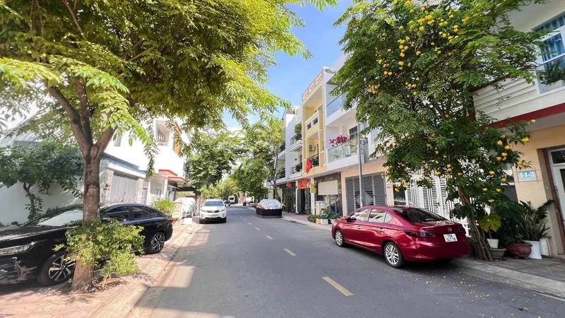 Bán nhà 3 tầng 80m2 có thang máy full nội thất KĐT Hà Quang 2, Nha Trang