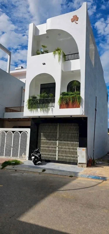 Bán nhà mặt tiền 3 tầng 100m2, 4PN full nội thất, phường Quy Nhơn Nam