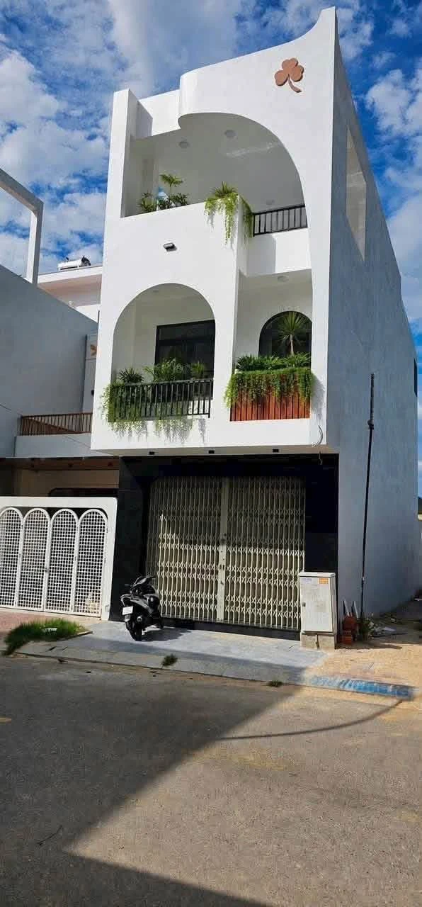 Bán nhà mặt tiền 3 tầng 100m2, 4PN full nội thất, phường Quy Nhơn Nam - Ảnh 1