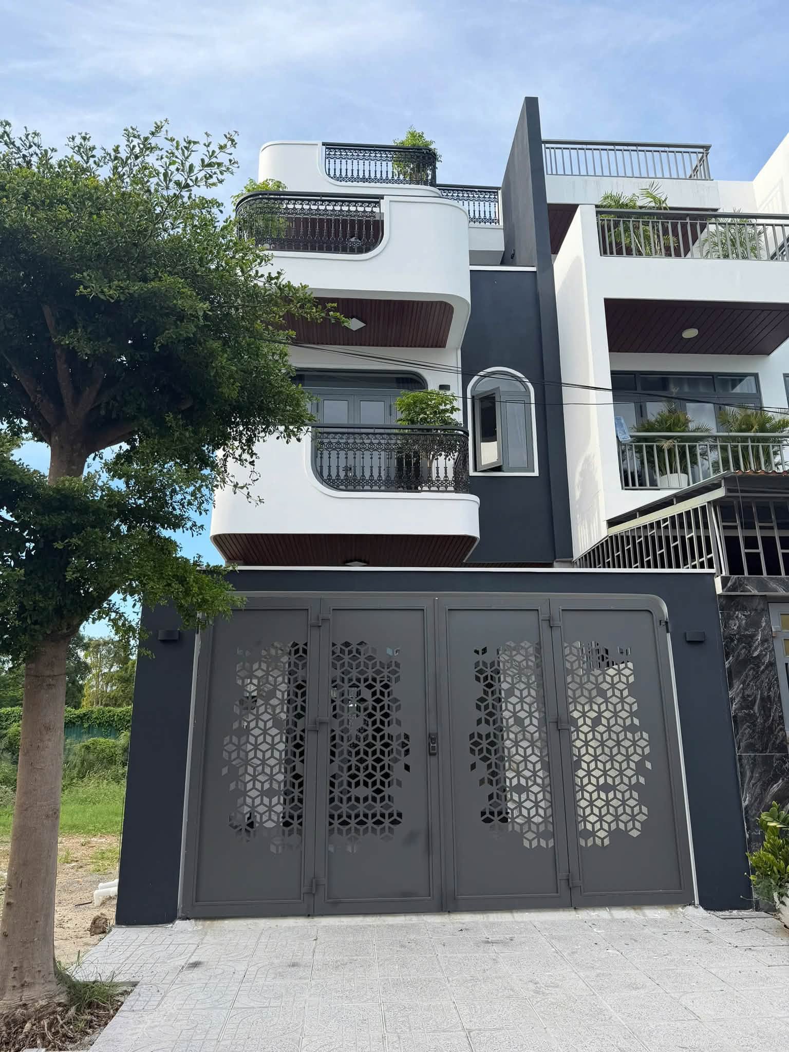 Bán nhà 3 tầng 1 tum 100m² Mỹ Gia Nha Trang 9 tỷ 350