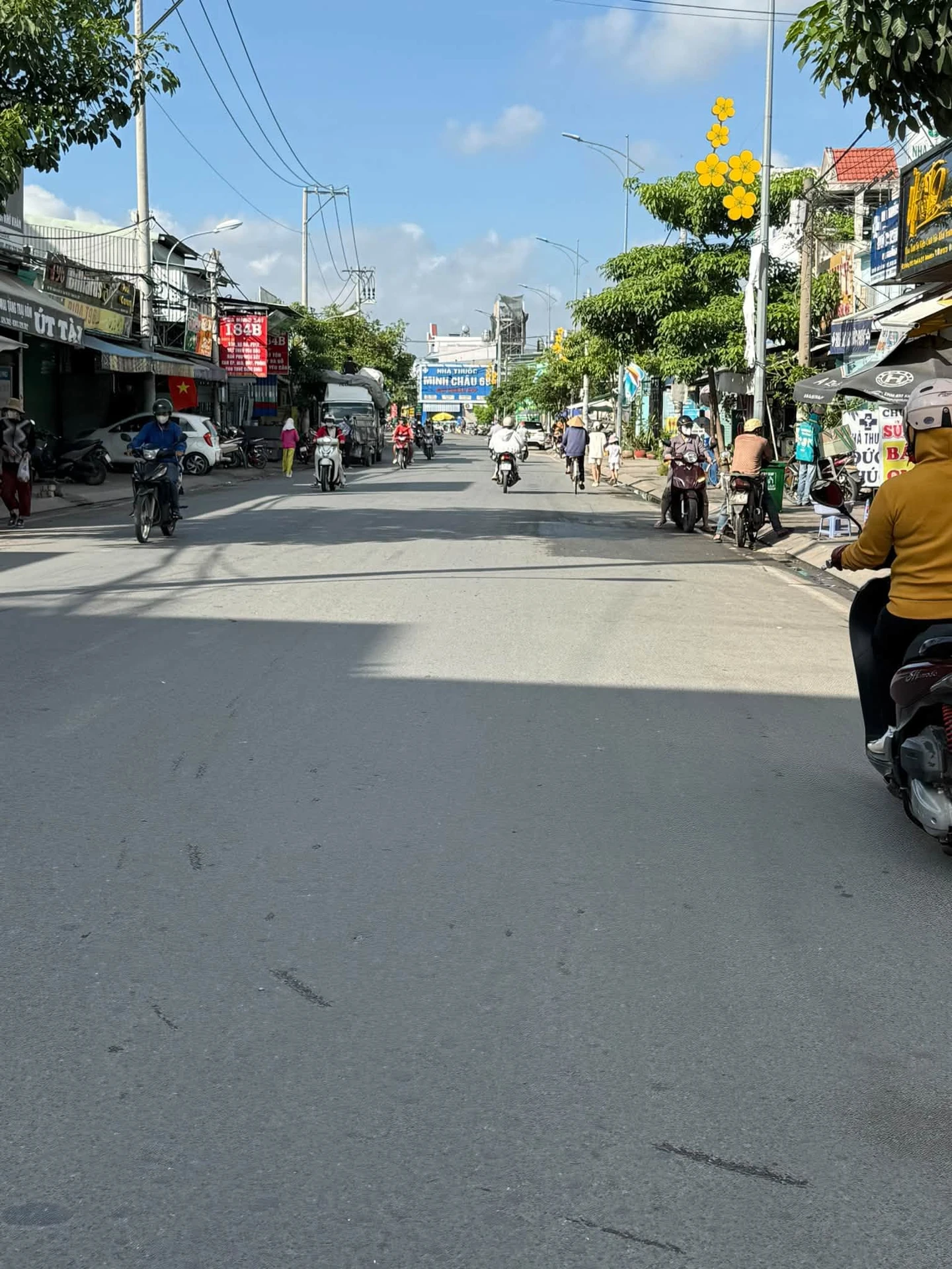 Bán nhà mặt tiền 3 tầng 100m2 gần ngã tư ga, nhỉnh 6 tỷ - Ảnh 1