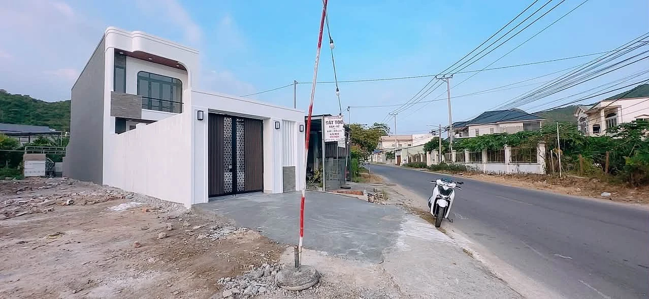 Bán nhà mặt tiền 1 trệt 1 lầu 140m2 Hải Lâm Bầu Tứ, xã Long Hải, giá 3,8 tỷ - Ảnh 1