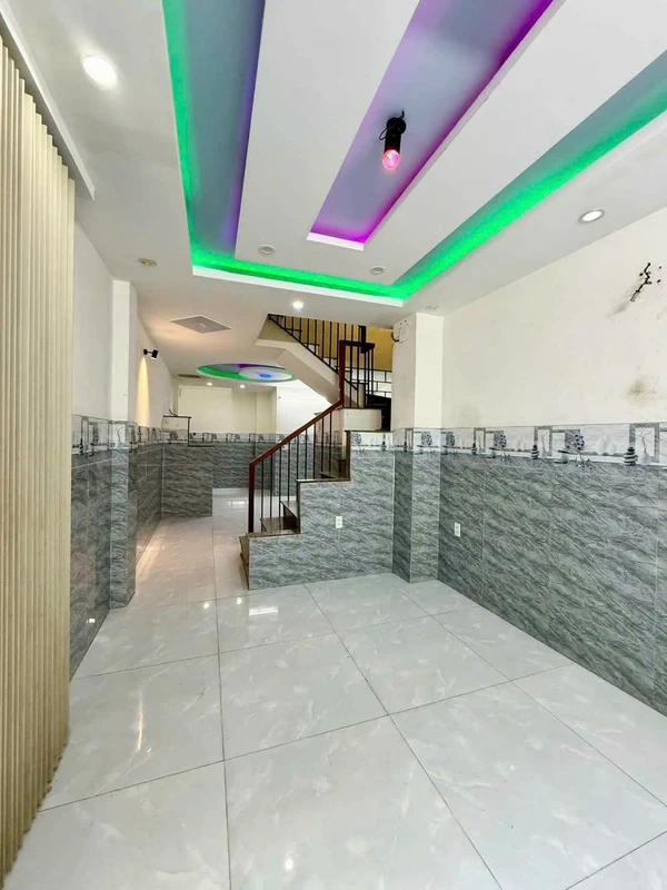 Nhà 2 lầu 100m² hiện đại, 3 phòng ngủ, giá 3 tỷ Cà Mau 03x39