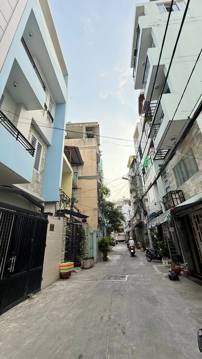 Bán nhà 3 tầng thang máy 65m2, 4PN 5WC, Phan Xích Long - Ảnh 1