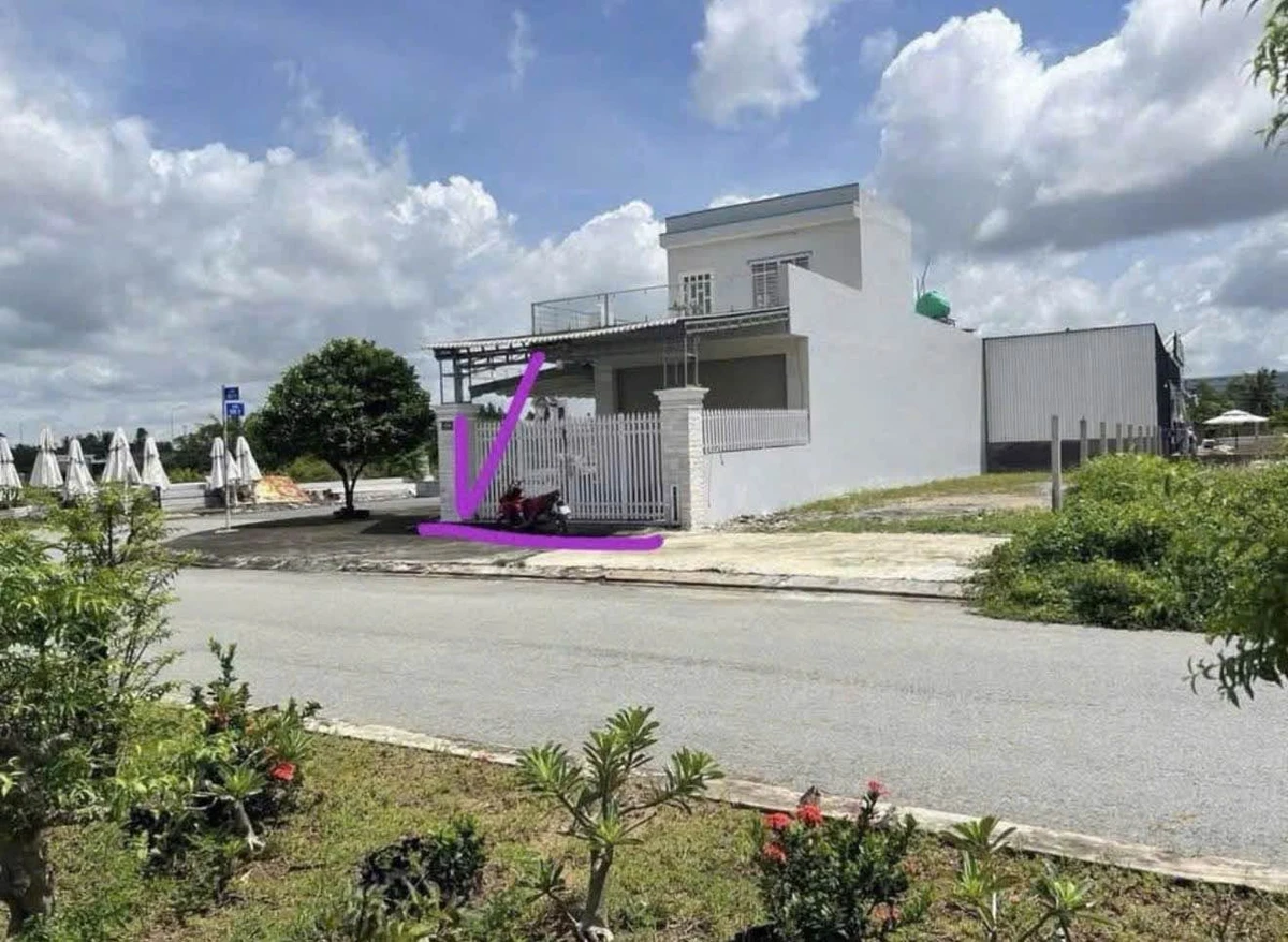 Bán nhà 1 trệt 1 lầu 2 mặt tiền 250m² Bến Lức - Ảnh thu nhỏ 2