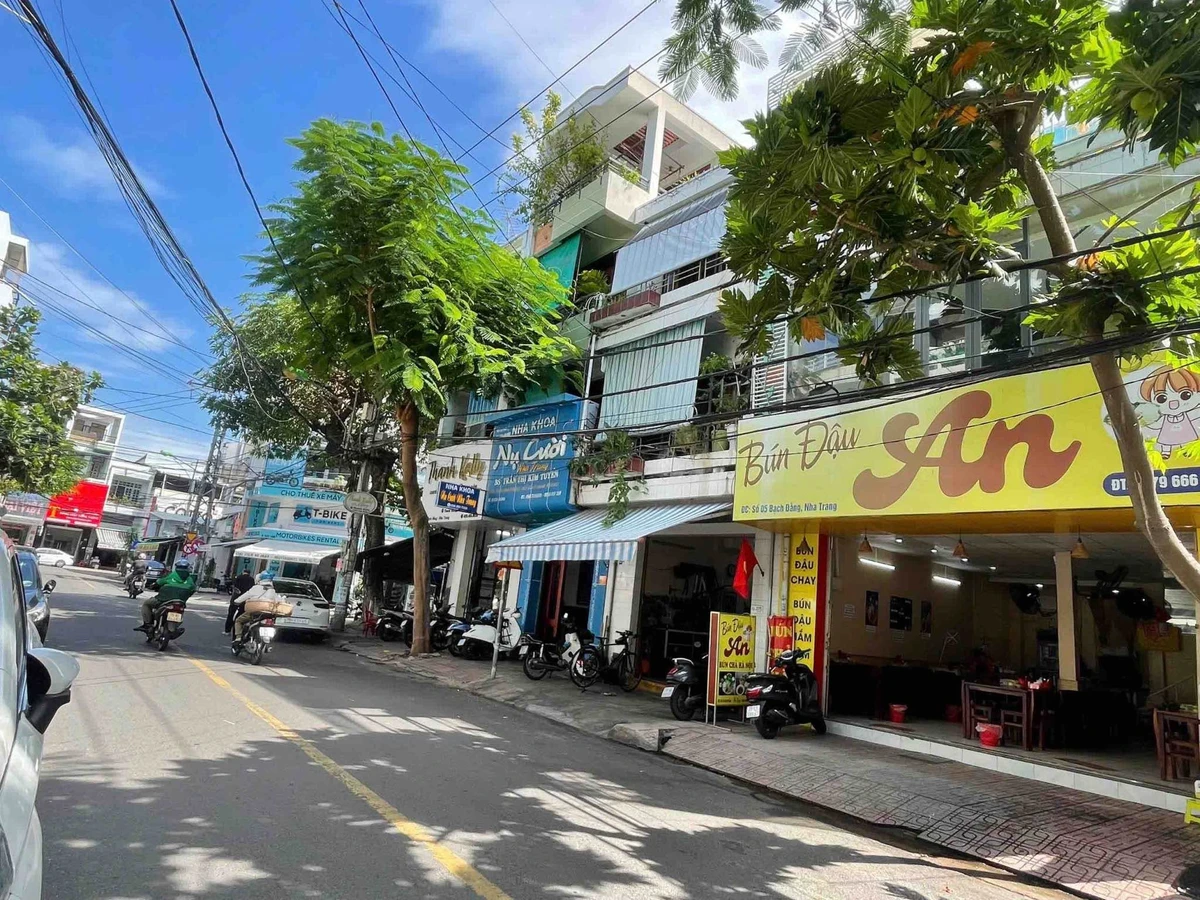 Bán nhà 3 tầng mặt tiền Bạch Đằng 63,3m2 ở Khánh Hòa - Ảnh 1