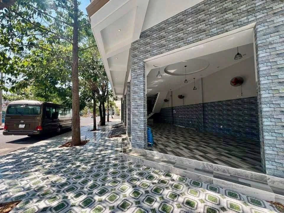Bán nhà lầu lô góc 97m2 TP. Phan Thiết, 8.3 tỷ - Ảnh thu nhỏ 2