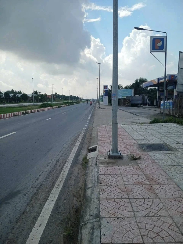 Bán đất thổ cư 65m2 tặng nhà cấp 4, 2 mặt tiền đường Võ Văn Kiệt, Phường Long Đức, Vĩnh Long