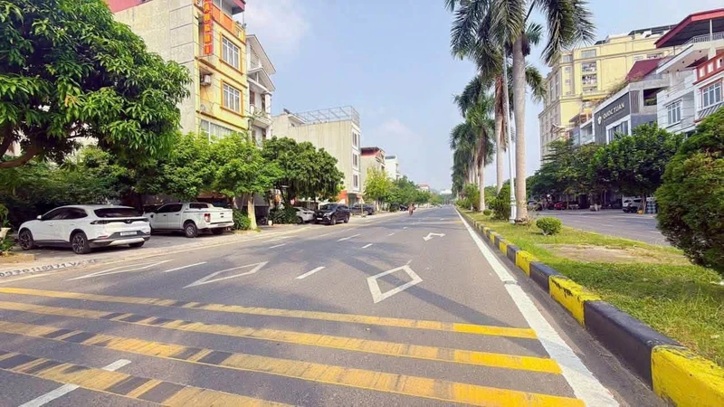 Bán nhà phố 195m2 mặt tiền 10m Lạc Long Quân, Vĩnh Phúc