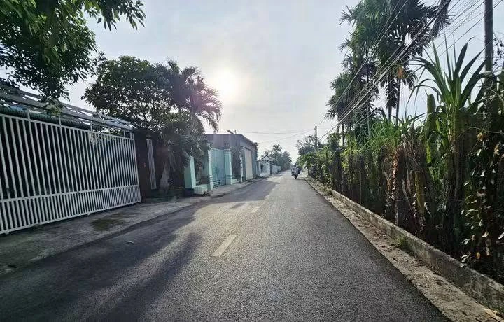 Bán nhà sân vườn 10x61m hai mặt tiền, 2 phòng ngủ, gần Bến xe Tây Ninh, Phường 1