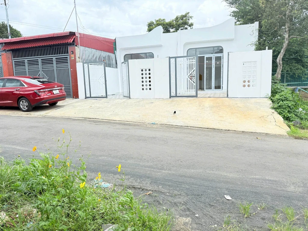 Bán nhà mặt tiền đường Triệu Quang Phục 4,9x23m, 2 phòng ngủ, giá 2,35 tỷ - Ảnh 1