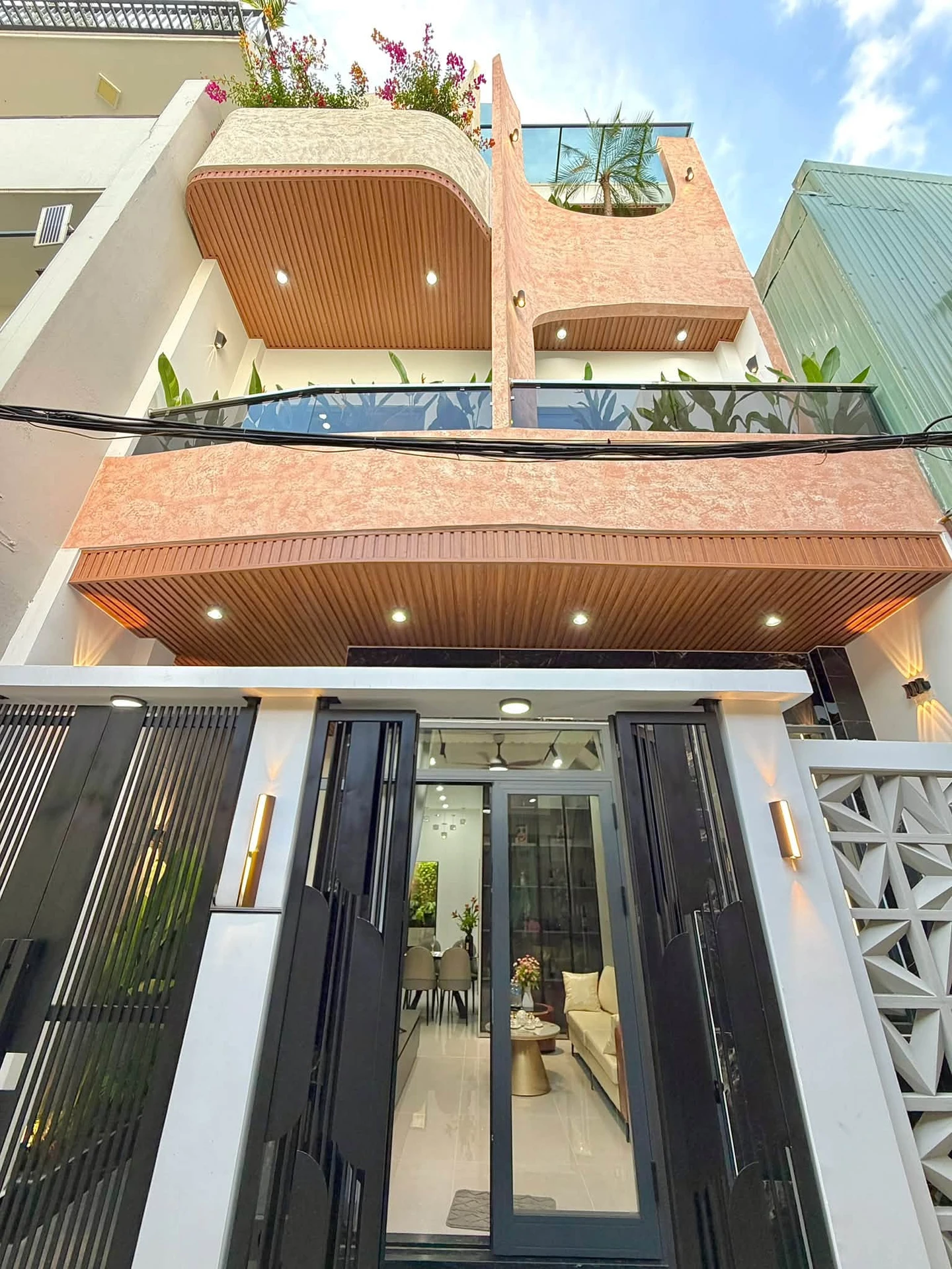 Bán nhà 60m² 4 PN 4 WC Quận 1, gần Ngã 4 Hà Huy Tập - Ảnh 1