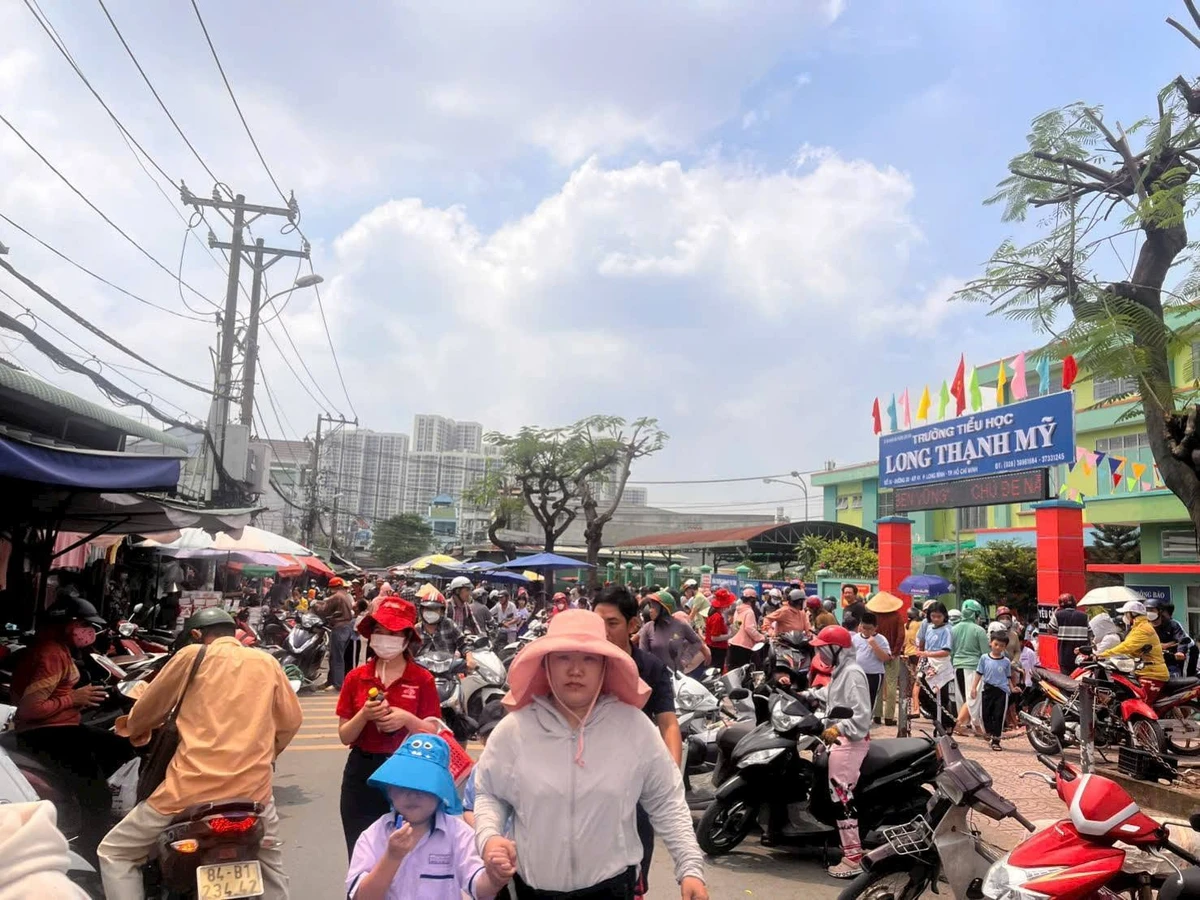Bán nhà mặt tiền chợ Long Thạnh Mỹ, 200m2, ngang 7,5m, giá 14,5 tỷ, Quận 9 - Ảnh thu nhỏ 2