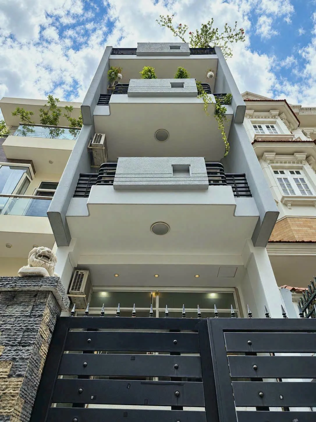 Bán nhà hẻm xe hơi 4 tầng 76m² nở hậu, 7PN, đường Hồ Văn Huê, Phú Nhuận - Ảnh 1
