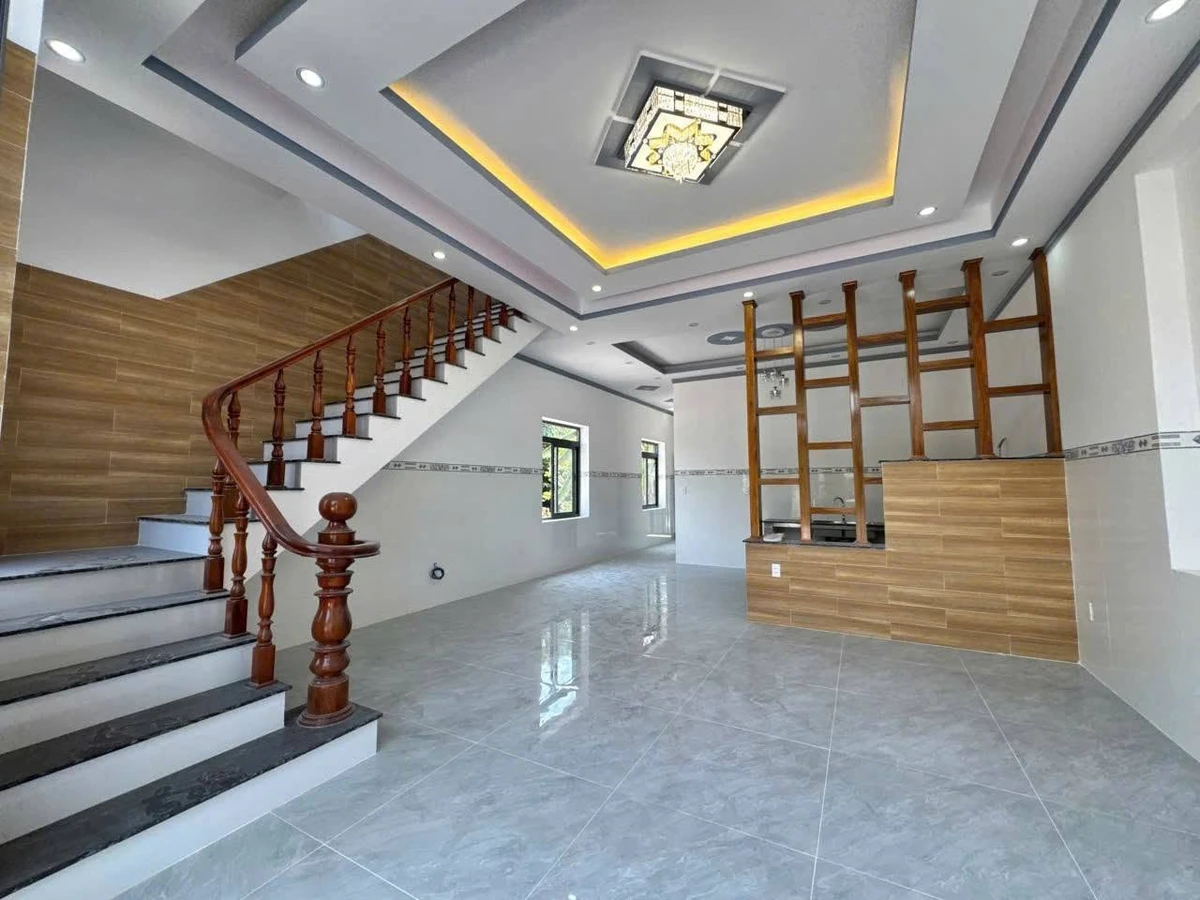 Bán nhà biệt thự mái Thái 1 trệt 1 lầu 6x18m góc 3 mặt tiền, Hòa Long, TP Bà Rịa, giá 2,8 tỷ - Ảnh thu nhỏ 2