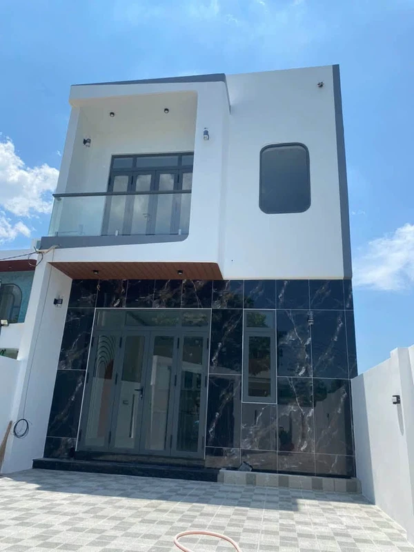 Bán nhà 1 trệt 1 lầu lửng mặt tiền Nguyễn Văn Linh, 90m2, trung tâm Phan Thiết 3t999