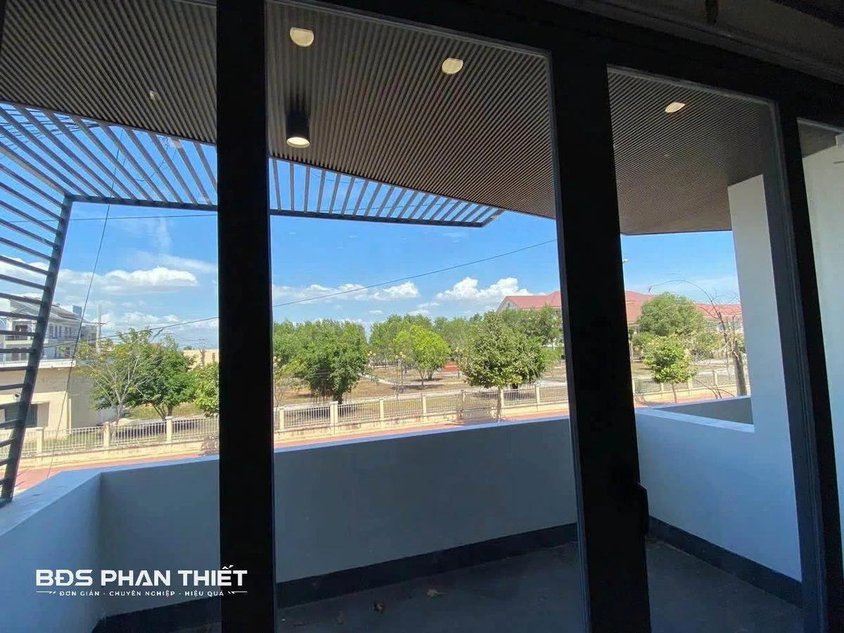 Bán nhà trệt 2 lầu sân thượng 88,4m2 KDC Hùng Vương, Phan Thiết - Ảnh thu nhỏ 2