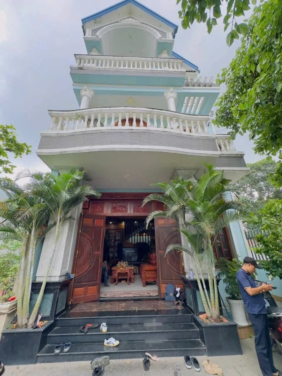 Bán nhà 1 trệt 2 lầu 7x27m, 4 phòng ngủ, tặng nội thất gỗ tại trung tâm Trảng Bom - Ảnh thu nhỏ 2