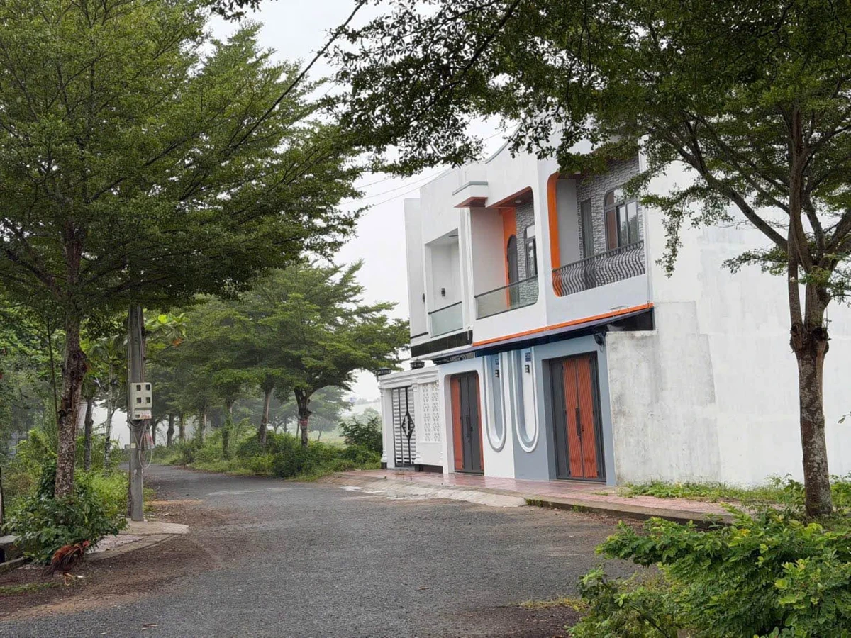 Bán nhà 1 trệt 1 lầu 2 phòng ngủ 50m2 khu dân cư sau sân vận động, Phường Long Châu, Vĩnh Long - Ảnh 1
