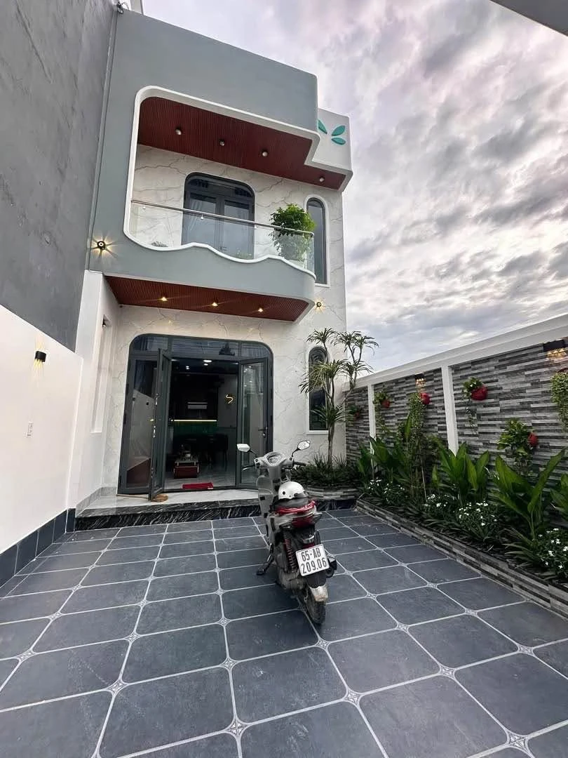 Bán nhà mới xây full nội thất 100m² Mỹ Hạnh 2 tỷ 550 triệu - Ảnh thu nhỏ 2
