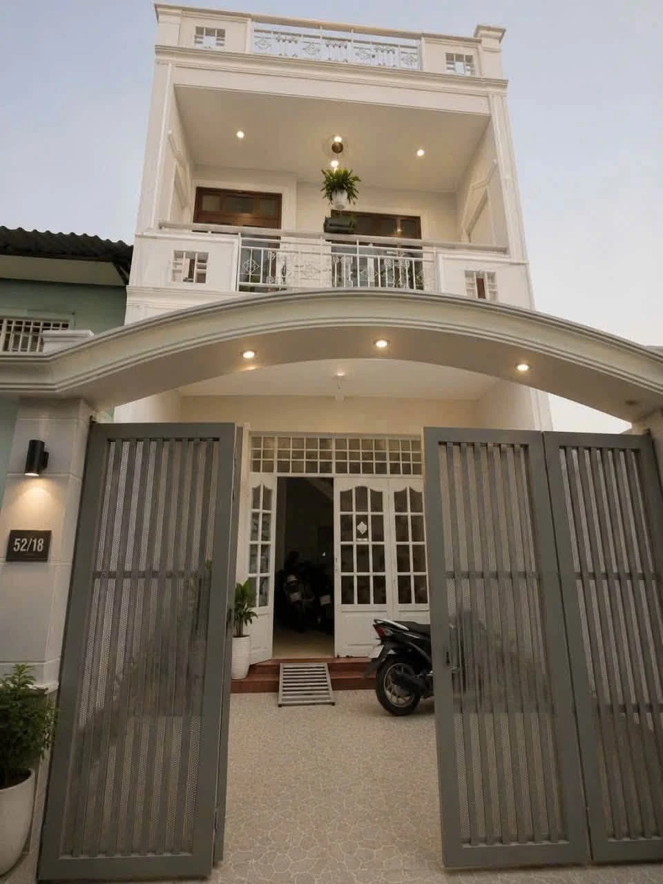 Bán nhà căn hộ dịch vụ 8PN, 100m2, hẻm 3m Quận 4, giá 8,5 tỷ - Ảnh 1