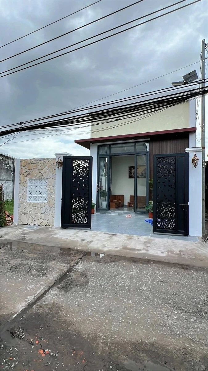 Bán nhà 93m² đối diện Khu Chợ Chùa 2,4 tỷ - Ảnh 1