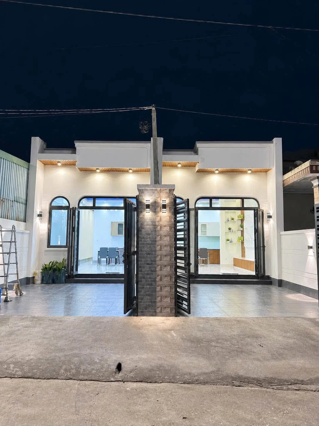 Bán nhà hoàn thiện 4,7x21m, 2 phòng ngủ, sân ô tô, khu TĐC Tân An, Thủ Dầu Một - Ảnh 1