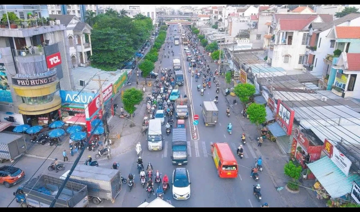 Bán đất thổ cư hơn 1.000m² ngang 20m trục chính KDC Vincom Dĩ An, giá 53 tỷ - Ảnh 1