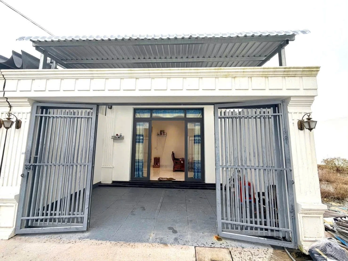 Bán nhà 2 phòng ngủ 110m² gần chợ Tân Trụ, Tây Ninh - Ảnh 1