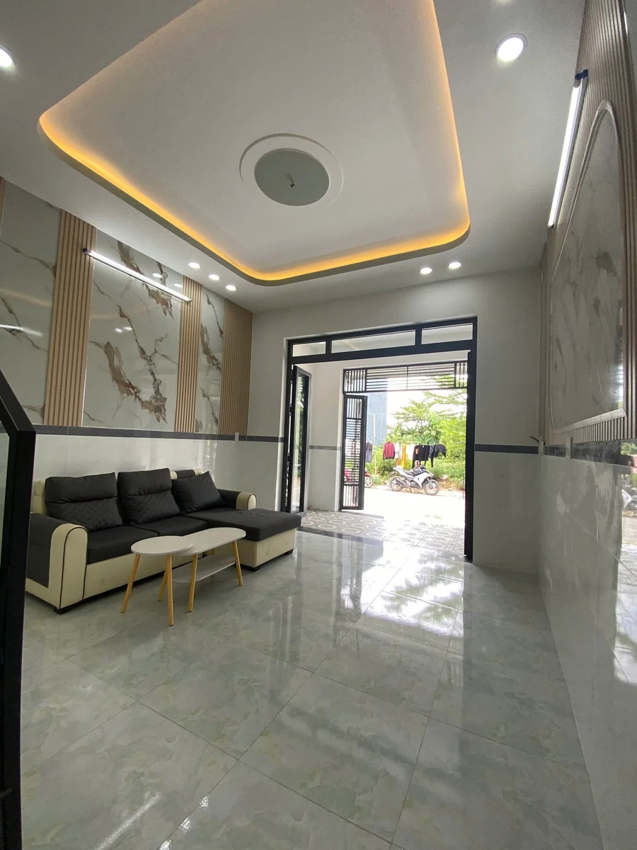 Bán nhà trệt lầu 3PN 4,5x15m mặt tiền khu dân cư xã Mỹ Hạnh Nam, giá 970 triệu - Ảnh thu nhỏ 2