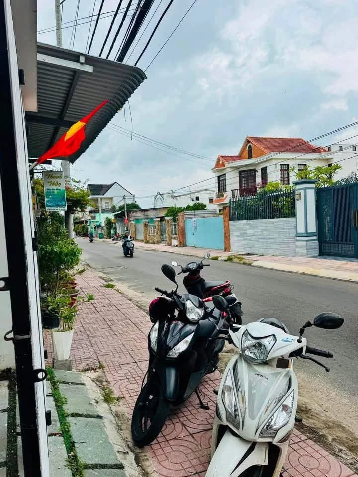 Bán nhà lầu mặt tiền đường Hiền Vương, 73m2, 2PN, giá 3,5 tỷ, Thanh Hải, Phan Thiết - Ảnh thu nhỏ 2