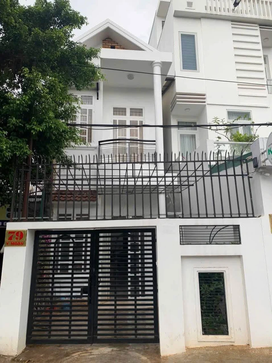 Bán nhà mặt tiền Y Moan 4,7x24m, 1 trệt 1 lửng, 3 phòng ngủ, giá 10,7 tỷ - Ảnh 1