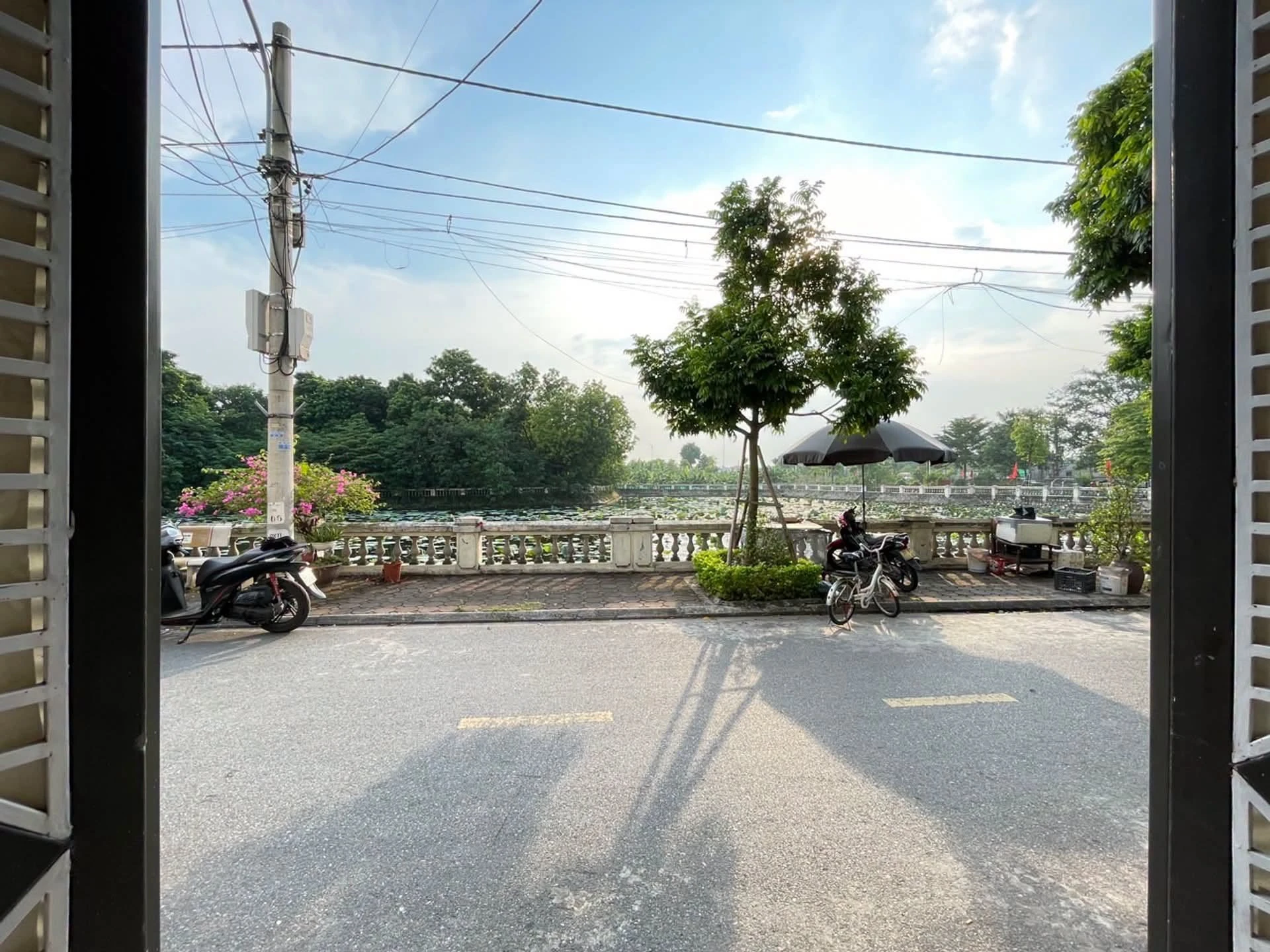 Bán nhà 2 tầng Thuận An 60m² view hồ, vỉa hè rộng - Ảnh 1