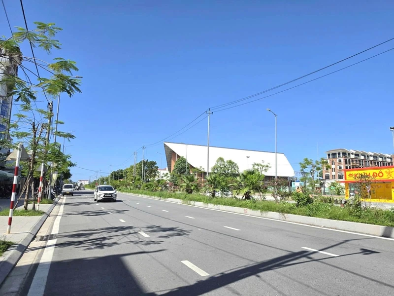 Bán nhà mặt tiền đường Phạm Văn Đồng, TP Huế, 250m2, đang cho thuê 30 triệu/tháng