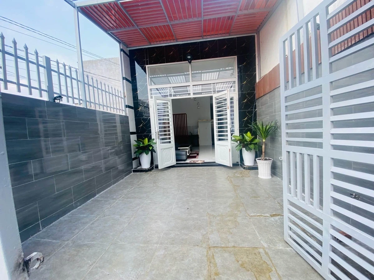 Bán nhà sổ riêng 93,7m2 gần ga Dĩ An, Bình Dương, giá khoảng 4 tỷ - Ảnh 1