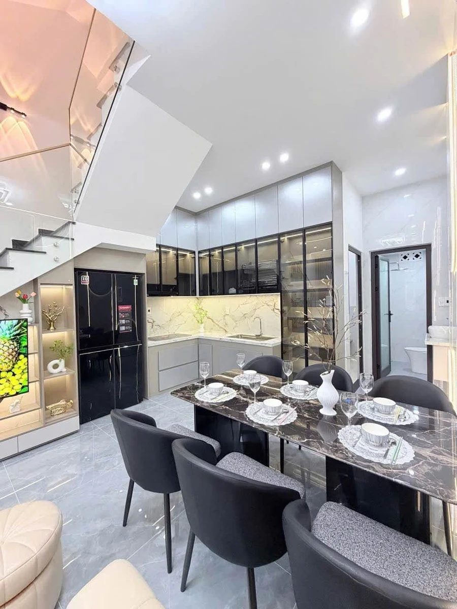 Cho thuê nhà 3 tầng mặt tiền đường Hòa Minh, 70m2, 3PN 3WC, full nội thất, 20 triệu/tháng - Ảnh 1