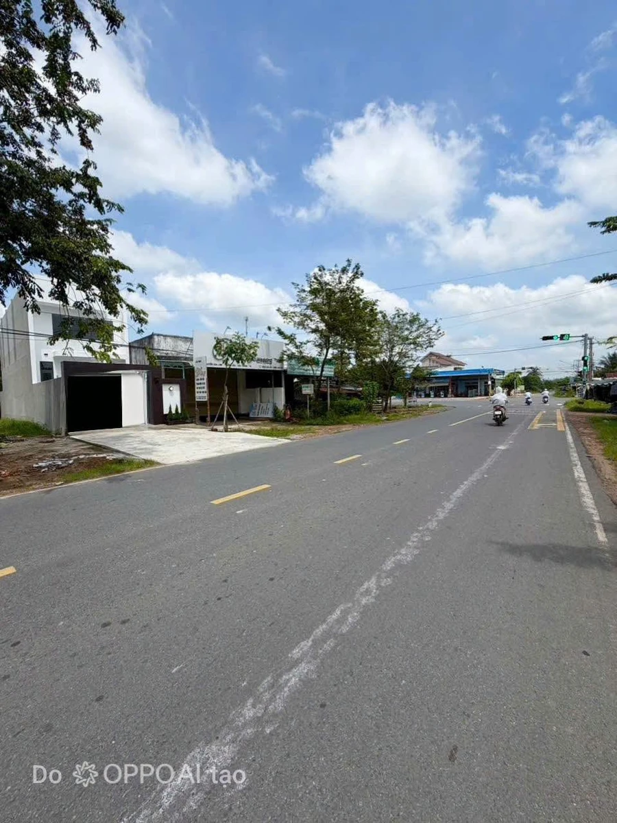 Bán nhà lầu lửng 3PN mặt tiền đường Nguyễn Văn Linh, Hòa Thành, Tây Ninh giá 2,39 tỷ - Ảnh 1