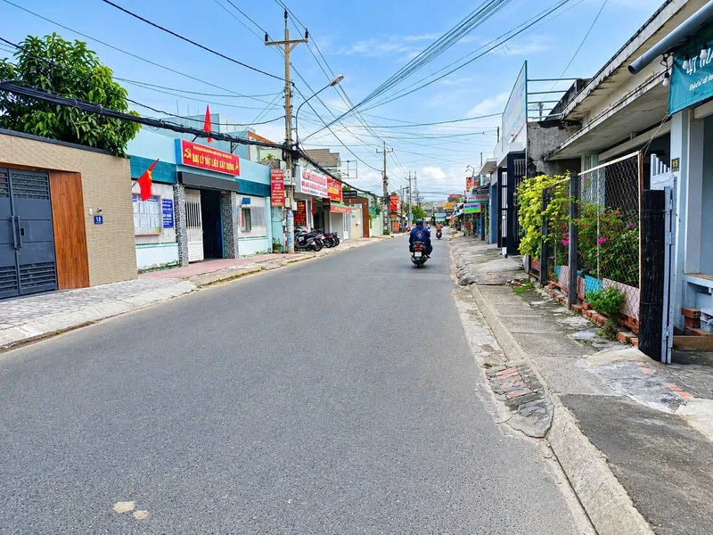 Bán đất 300m2 (120m2 thổ cư) hai mặt tiền Phan Thiết, Lâm Đồng
