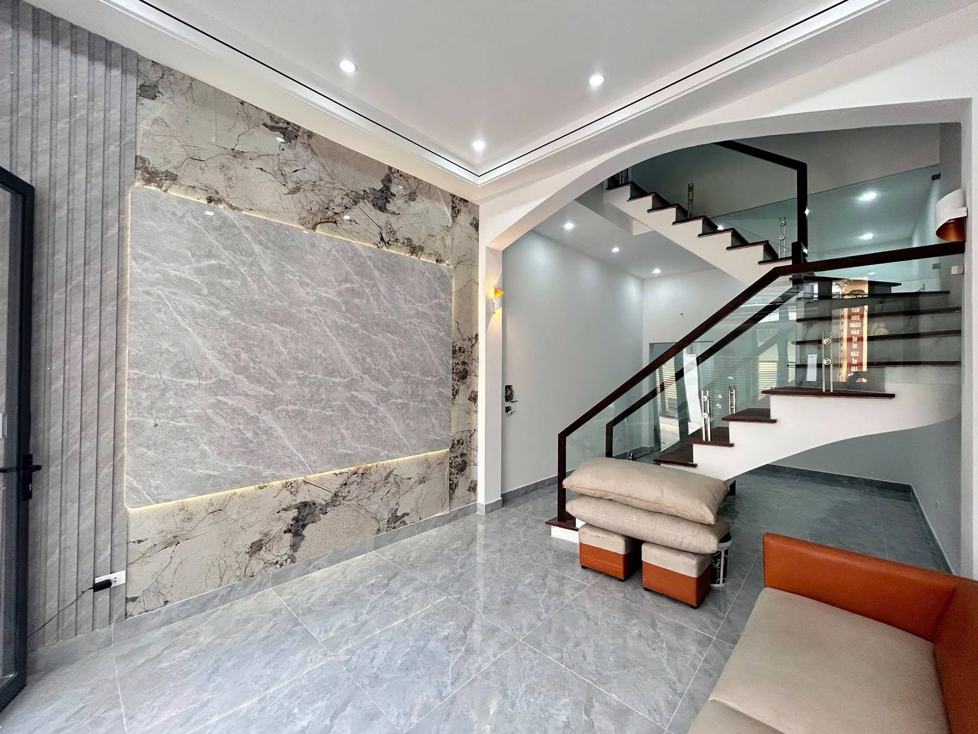 Bán nhà 2 tầng 62m² mặt tiền Phương Lưu Quận 1 - Ảnh 1