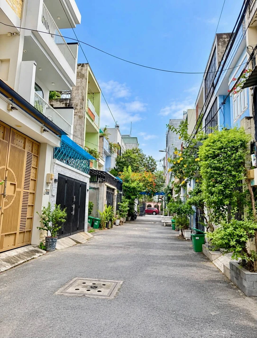 Bán nhà phố 3 tầng 80m² 4PN gần Vincom Lê Văn Việt - Ảnh 1